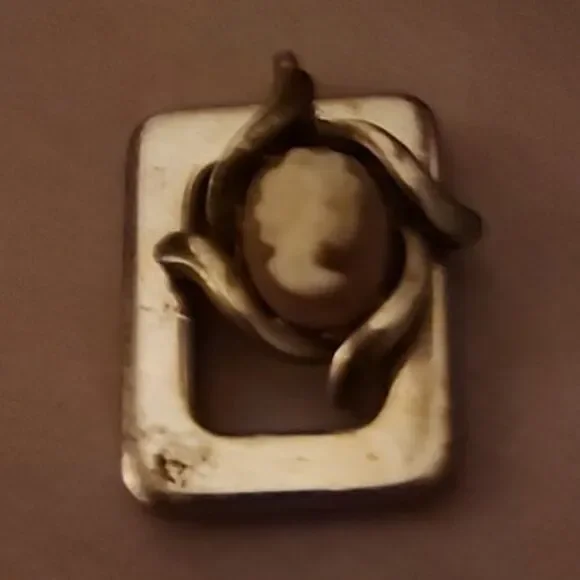 Vintage Yellow Shell Cameo Pendant – Victorian Style Gold-Tone Setting - Picture 2 of 9